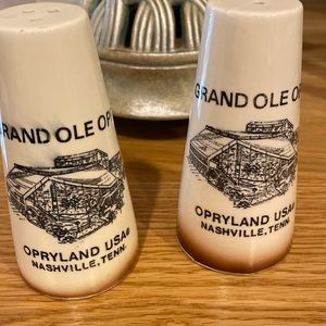Grand Ole Opry Vintage Salt and Pepper Shakers (pb)